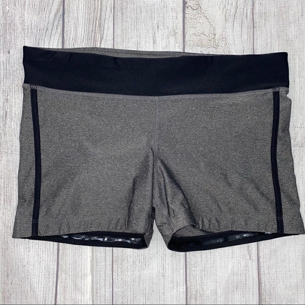 Xersion fitted athletic shorts w/no slip hem sz LG